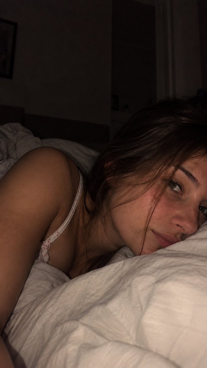 frizzeoff's tweet photo. Je suis dans mon lit je fais des photos pour 10-15€ ce soir si quelqu’un en veut faire moi signe avant que je dorme #photos #nsfw #money https://t.co/CTBT3UnFq1