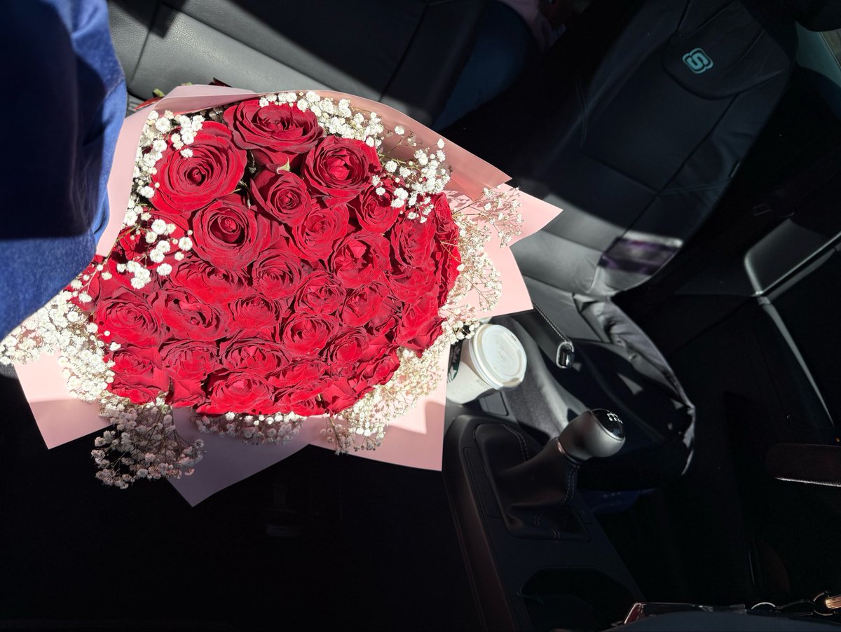 monsem_g's tweet photo. Terminé mi PC, con ganas de regresar a mi Teziu, y este hombre llegó con flores, un matcha y todo el amor del mundo para llevarme de regreso. ❤️ https://t.co/JI6SnlBJyc