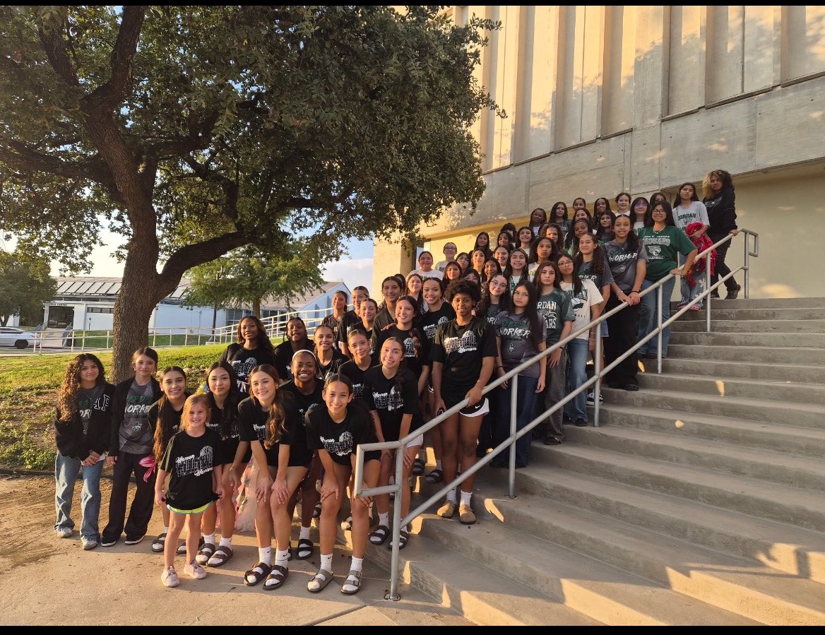 EWVB's tweet photo. What a great night! Got the dub over Marshall and we had our future Warriors in attendance! Thank you so much @LadyJags1 for coming out and supporting us tonight! 💜🏐 https://t.co/fxDD9VhzZb