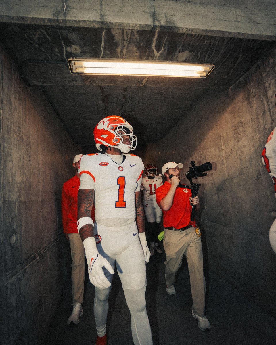 ClemsonFB's tweet photo. Here we come 👀 https://t.co/gNNT5YO5Ro