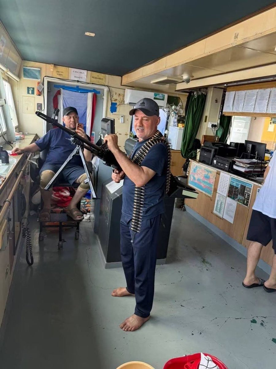 therealbuni's tweet photo. Los piratas somalies capturaron un barco petrolero iraki 
El dueño de la empresa se enojo y cayo con 40 miembros de su tribu a recuperarlo (Al-Shaghanba)
Tambien ayudo la policia naval somali 

Al final captiraron a los piratas y los metieron en una jaula🌟🌟 https://t.co/xcP6lzXQpZ