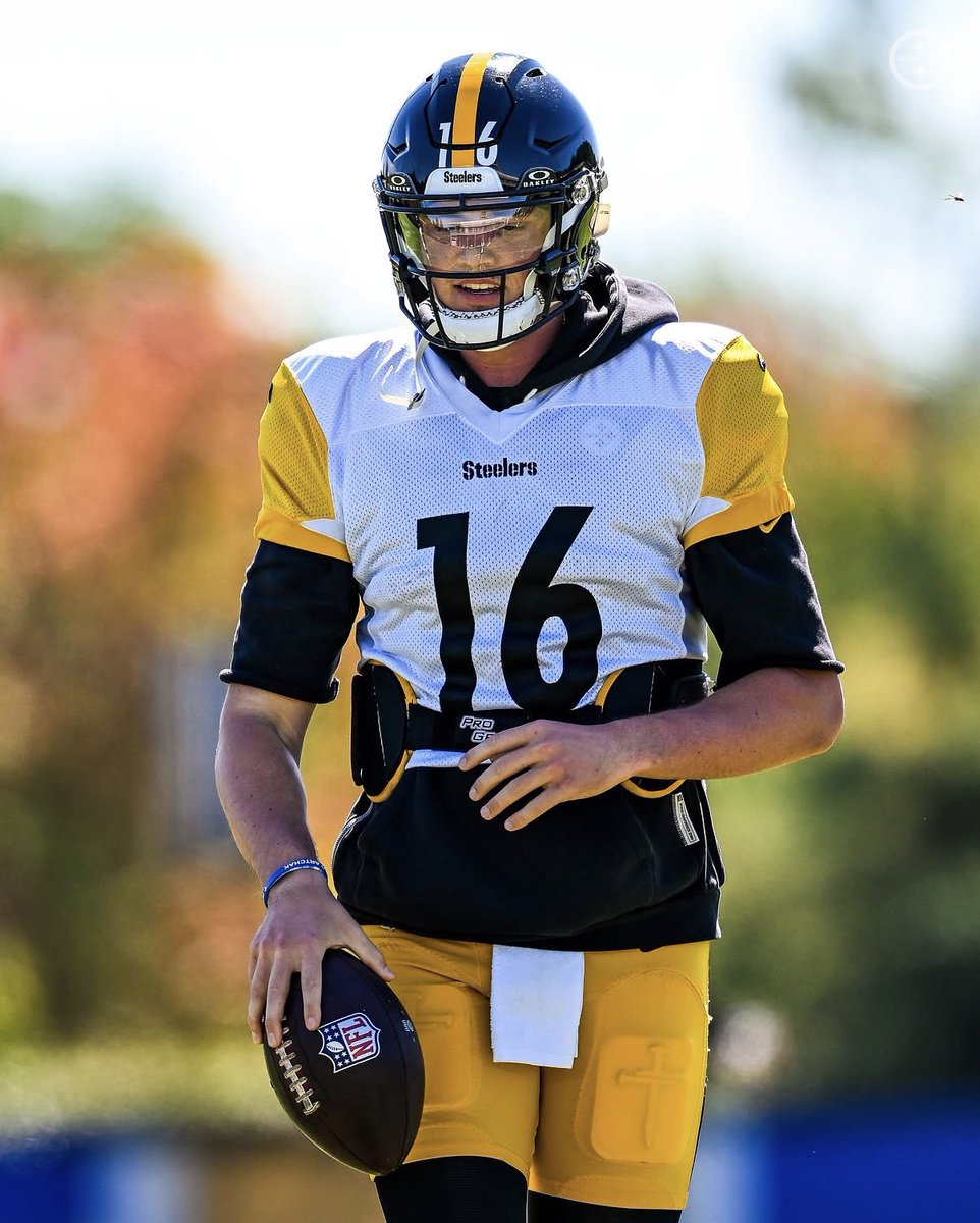 GERMI3BERNARD's tweet photo. like bro you can’t tell me this doesn’t look like a franchise qb https://t.co/DsTPSDStLZ