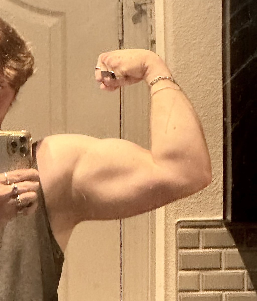 CenterfoldVice's tweet photo. where my #biceptember boys and girlies at 🗣️

#nsfw #nsfwtwt #nsfwtw #nsfwtwtًً  #nsfw_acc #horny #sellingcontent #buyingcontent #goonfuel https://t.co/XQcmEYhB6j