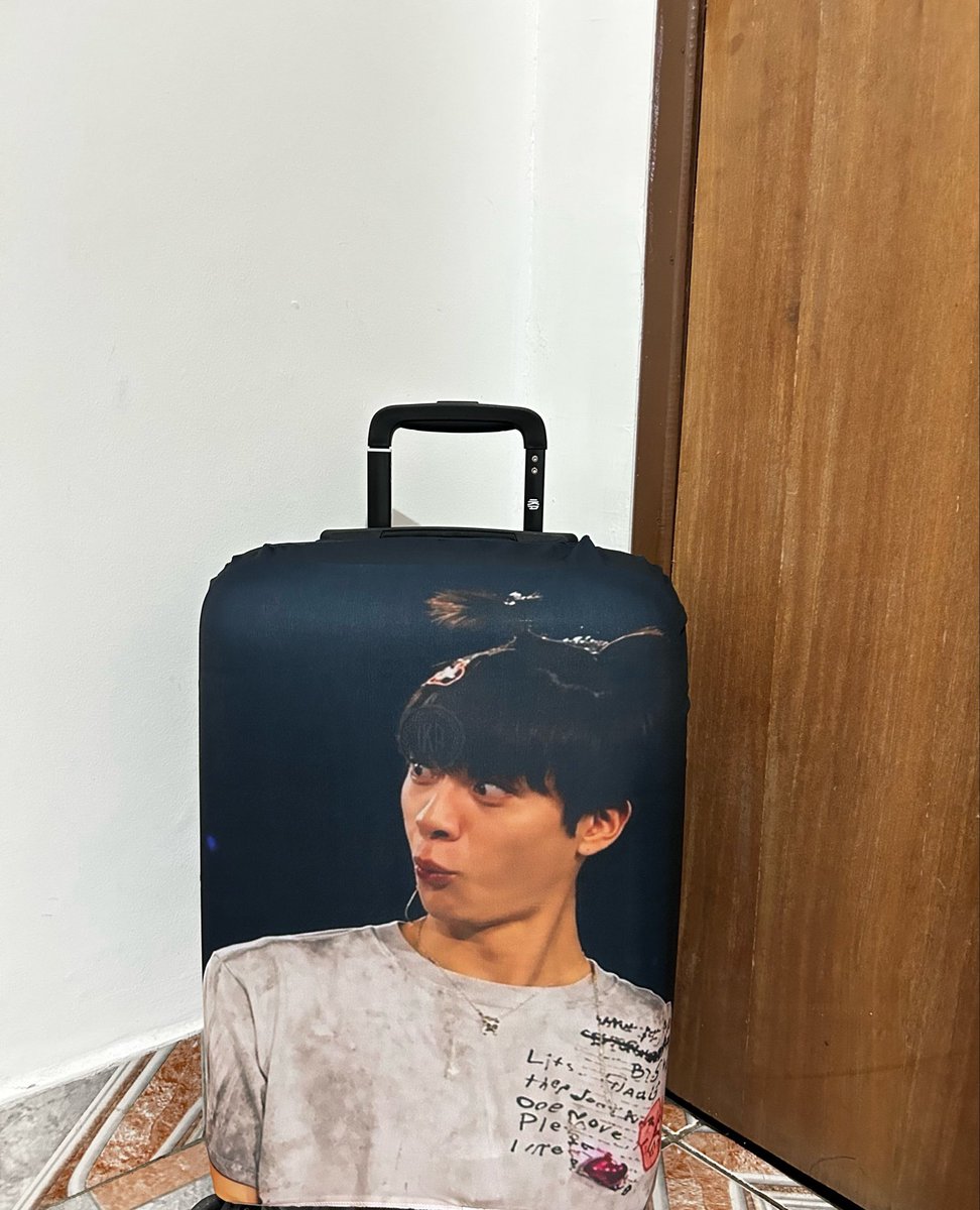 whitlovebts's tweet photo. fiz uma coisa com a minha companheira de viagem……. bts a gnt te ama mesmo bjs https://t.co/vzoHh1tgPL