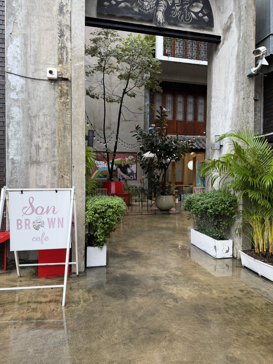 endlesssummerws's tweet photo. ปัจจุบันสถานการณ์หน้าคาเฟ่ยังไม่มีน้ำขังและท่วมนะคะ สามารถมาได้ปกติเลย ขอให้ทุกคนปลอดภัยน้า 🥹💓 https://t.co/U9Q73fiJ8n