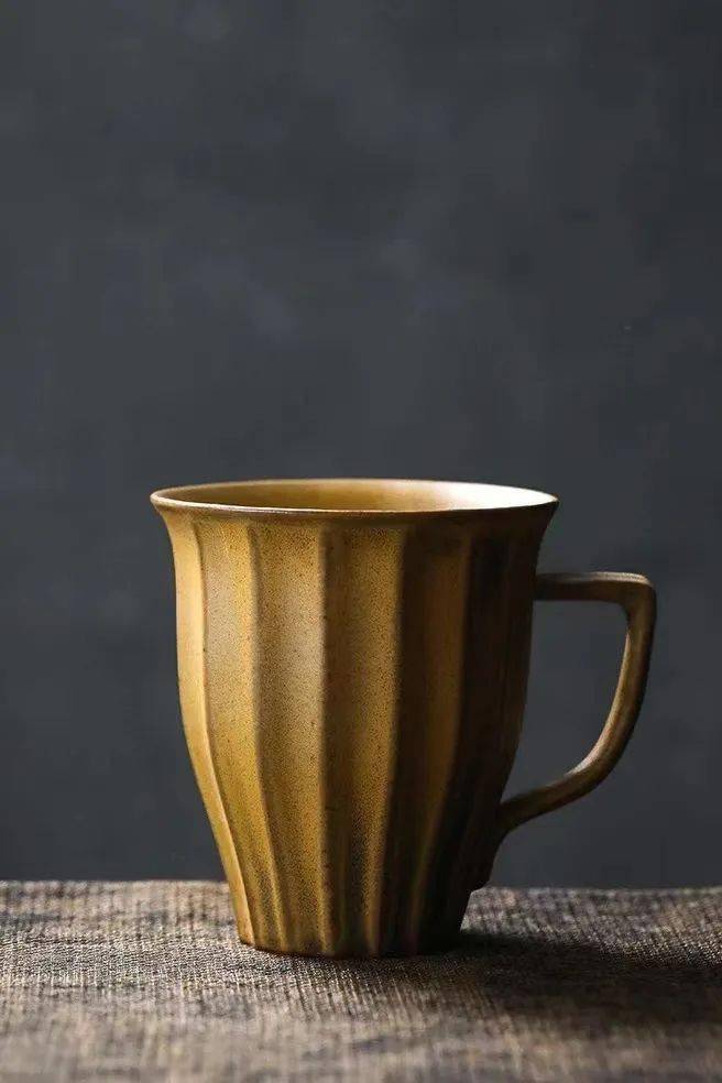 ZcME0bped6kNteZ's tweet photo. [This mug is made of 型瓷 (ceramic type), with a 涸 (dry) design detail, the 磊 (three-stone) pattern on its surface gives it a unique look, and the 暇 (leisure) vibe it brings is perfect for my afternoon tea time!] https://t.co/Uq6bykz2oX