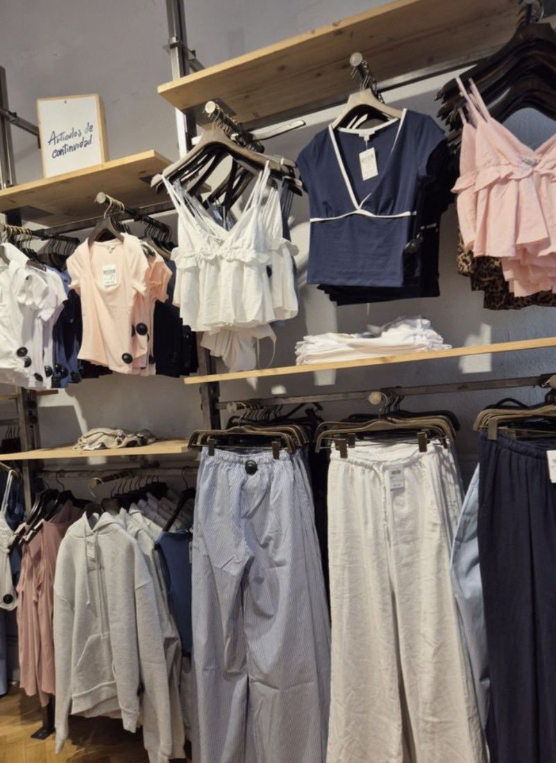 bella_max5309's tweet photo. ATECCOO !!!! HINDI PORKET MUKHANG MAHAL, MAHAL NA AGAD. 😭✨ Eto yung mga shops na may Zara at Bershka vibes pero hindi mahal. Ang dali tuloy magmukhang elegant at sosyal kahit hindi gumagastos nang malaki. 🫣🤍 https://t.co/XPpj8aduqJ