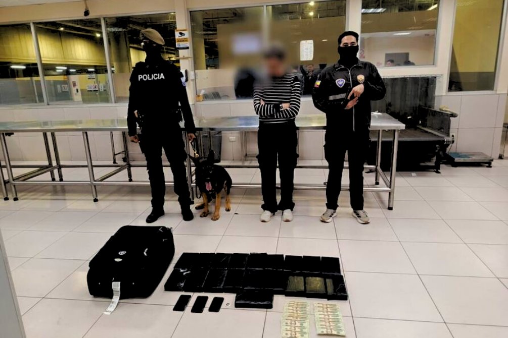 eluniversocom's tweet photo. https://t.co/yAhSGeOLv5 ➡️ Ciudadana española es arrestada en el aeropuerto de Guayaquil cuando intentaba viajar a Alemania con droga valorada en $ 843.000 https://t.co/1l6zMcrBTr