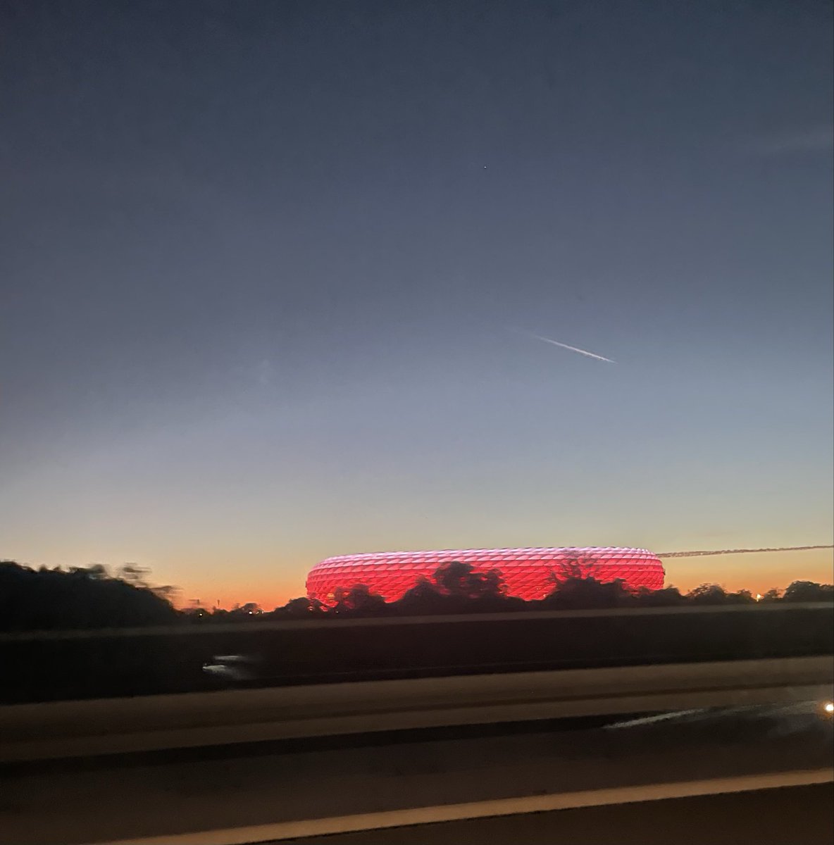 fbros5's tweet photo. ミュンヘン郊外の高速道路から見える FCバイエルンミュンヘンの本拠地 Allianz Arena ⚽️ それにしても今週はとてつもなく忙しかった💦 https://t.co/IvDkilF9Ij
