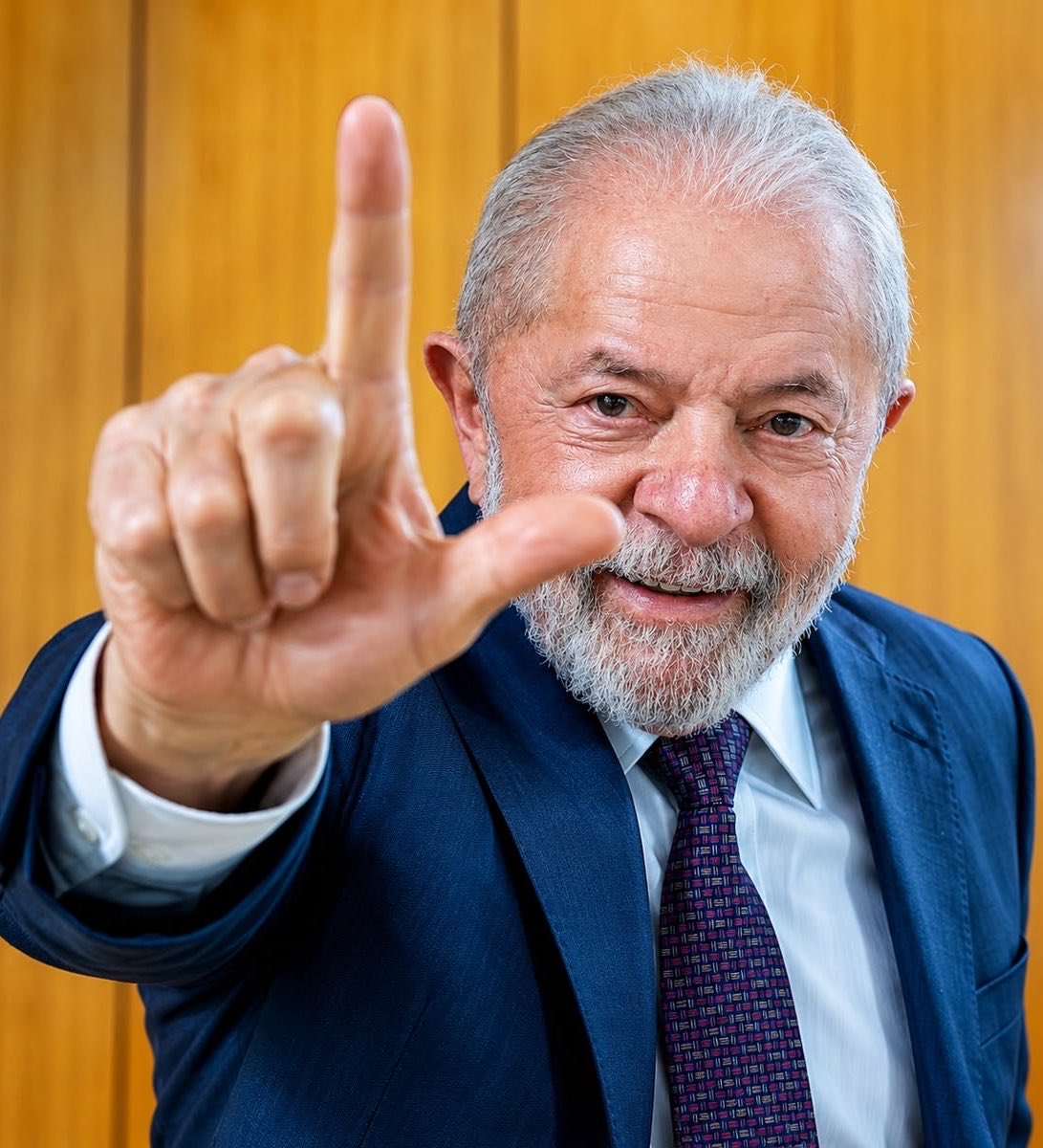 PortalBabados's tweet photo. 🚨Após proibição de Apostas no Brasil, Jon Vlogs, que é DONO de uma casa de Apostas, posta uma foto segurando uma carteira de trabalho: “Quem diria” 🗣️ https://t.co/ROKVtguefC