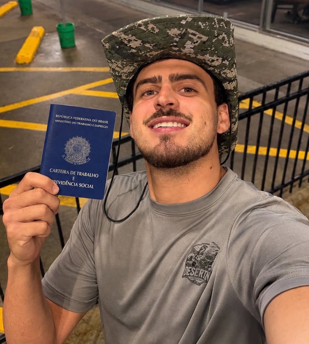 PortalBabados's tweet photo. 🚨Após proibição de Apostas no Brasil, Jon Vlogs, que é DONO de uma casa de Apostas, posta uma foto segurando uma carteira de trabalho: “Quem diria” 🗣️ https://t.co/ROKVtguefC