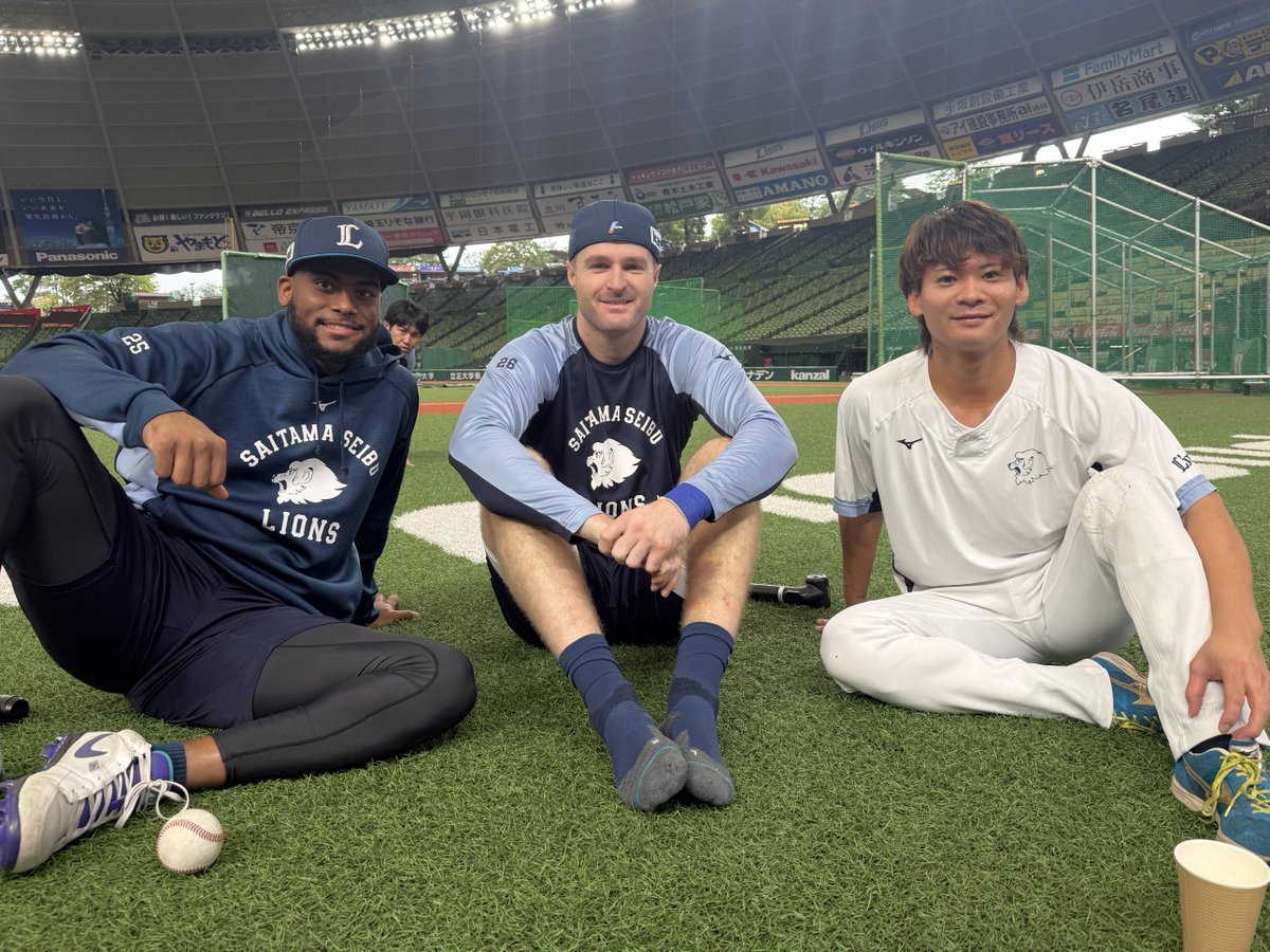 lions_official's tweet photo. 今日はデーゲーム。練習スタートです！
後ろから #中田祥多 コーチもこっそり🫣
 
#カナリオ 選手
#ネビン 選手
#仲田慶介 選手
 
#seibulions #打破 #圧倒的至近距離 #最後まで喰らいつけ https://t.co/f4bhSsZW5P