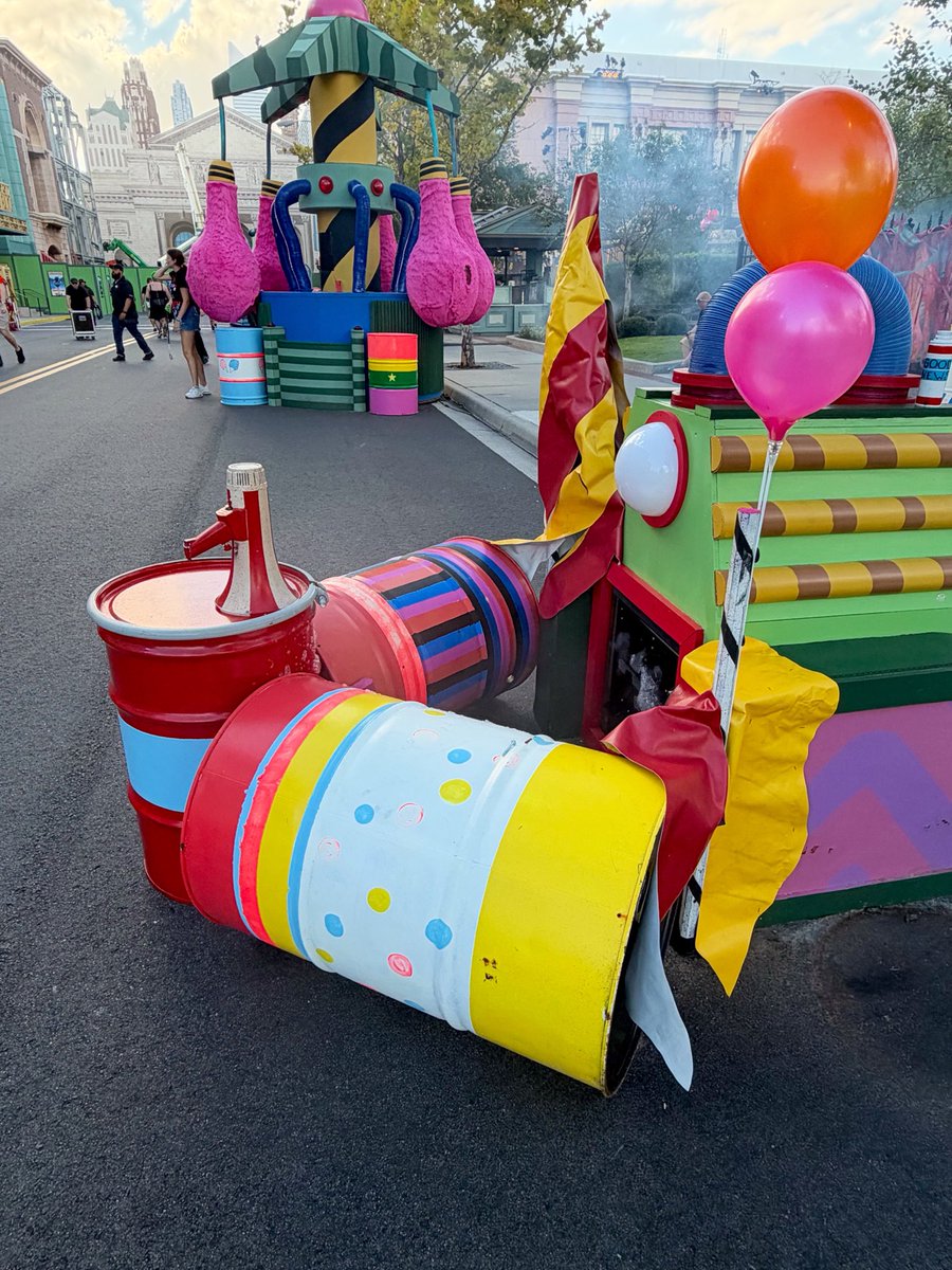MaxThemeParked's tweet photo. Killer KLOWNS at HHN Orlando keep getting new props. Love to see it! 

@HorrorNightsORL #killerklowns #hhn #hhn35 #universalstudiosorlando https://t.co/0aprB6x8cp