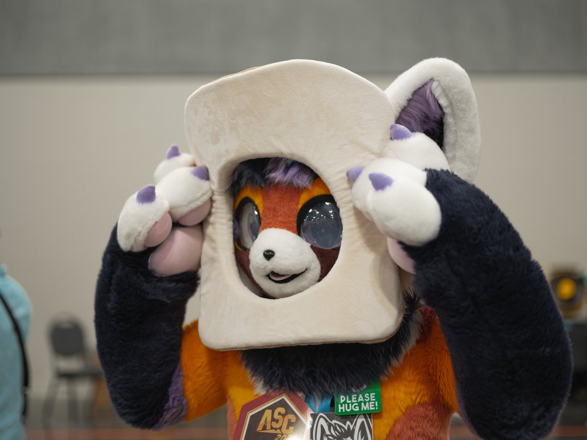 ArcherEmberpelt's tweet photo. ⚠️ Your attention please ⚠️
bread

#FursuitFriday #ASC2026
🧶: @kemonokapi 
📸: tycho (FurTrack) https://t.co/X4dJCB2iVl