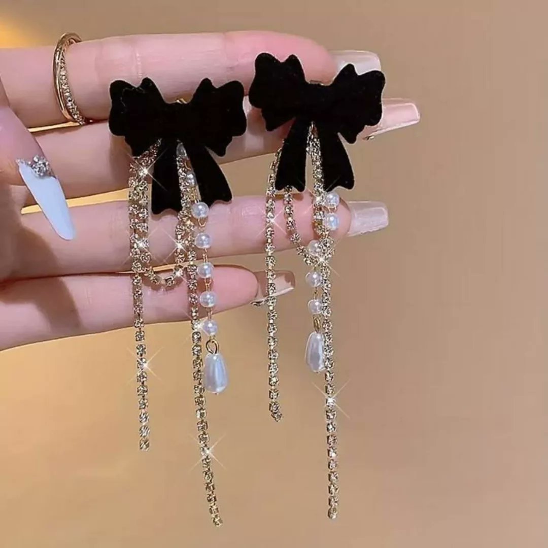 jacubowski_leo's tweet photo. Pearl drop earrings and a bow top: my new obsession. Pearls and velvet are pure main character energy. https://t.co/mTcoRkZjtY