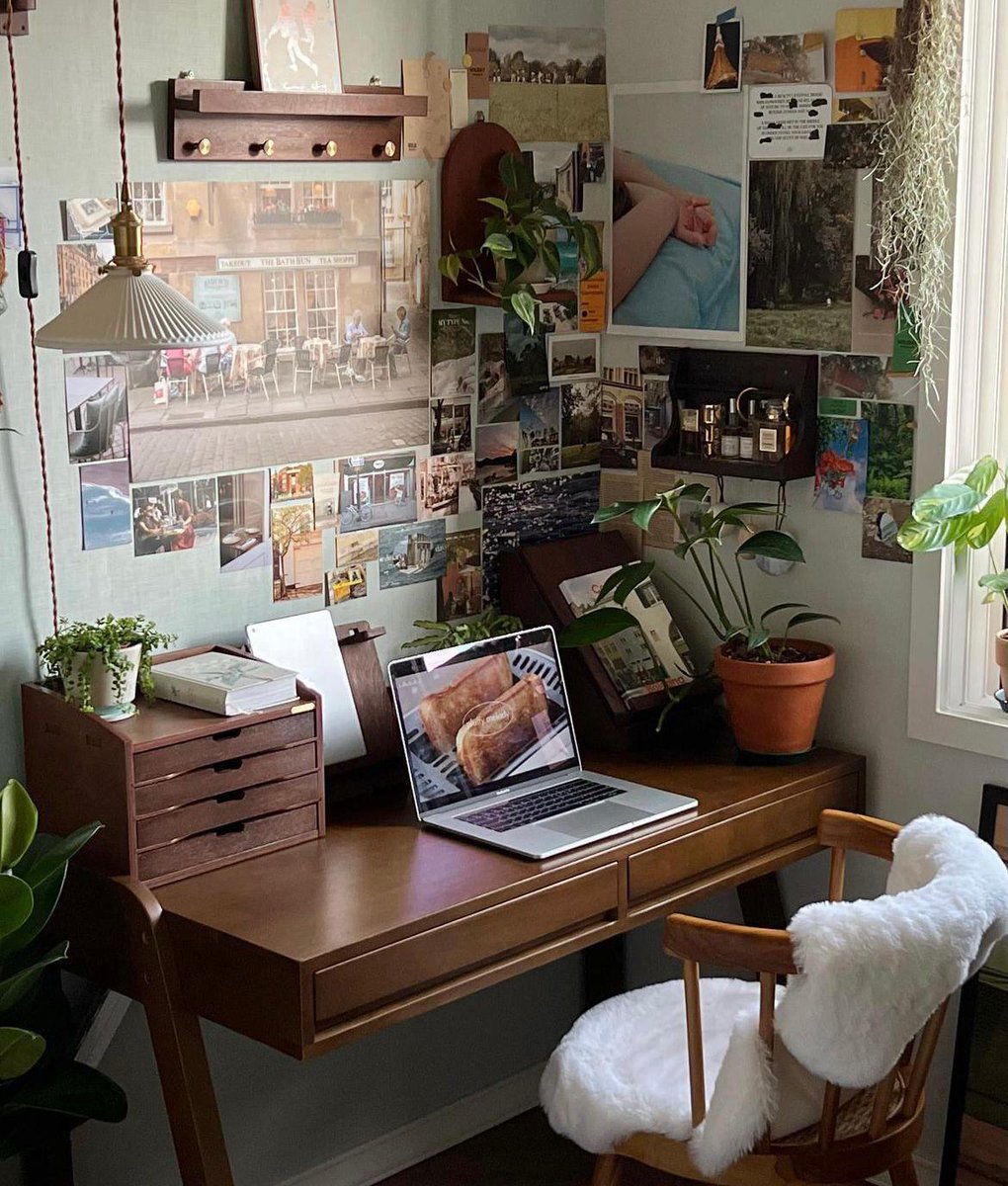 InocenciaGeht's tweet photo. Tiny desk, big vibe! Just swapped my chaotic cables for a cute tray and a tiny potted succulent—work feels way more relaxed now https://t.co/ocNxdIRlnr