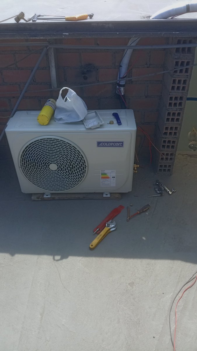 SigProyectos's tweet photo. Instalación de un aire acondicionado Cold point de 18 BTU R 410 y configuración de un tablero eléctrico https://t.co/LlcpY8jGvp