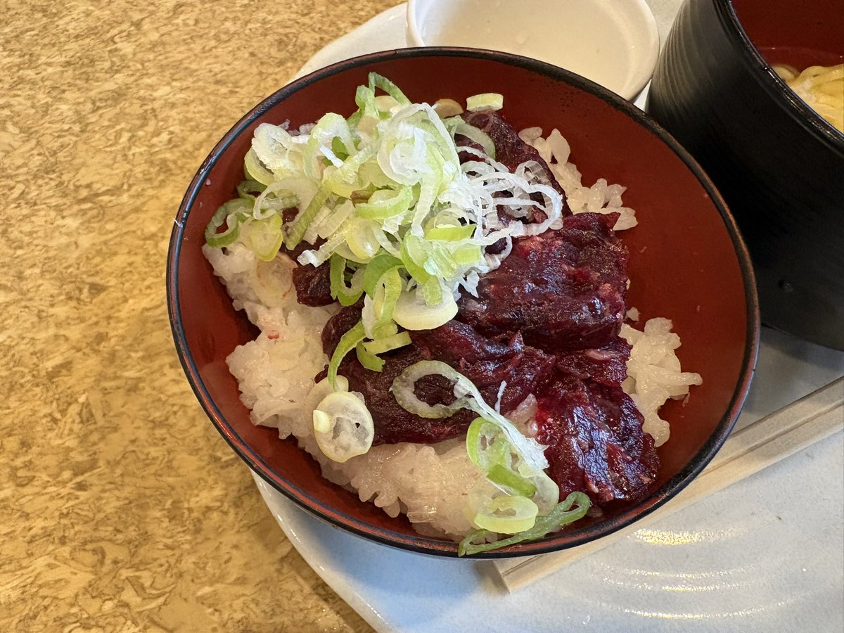 EARHALT's tweet photo. 鯨の刺身丼🐳 https://t.co/VLJ6SLHTgj