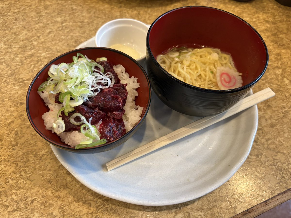 EARHALT's tweet photo. 鯨の刺身丼🐳 https://t.co/VLJ6SLHTgj