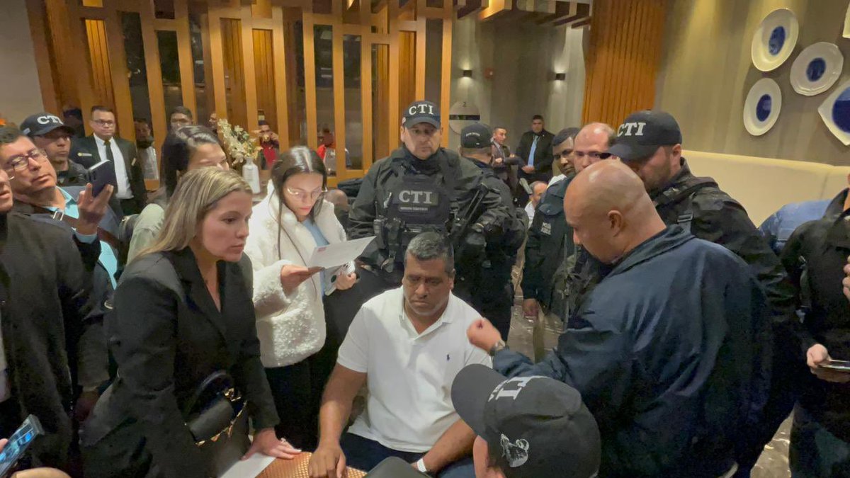 alejodebedout's tweet photo. Recordemos que @petrogustavo no persiguió a alias Araña: lo sentó en la mesa. Lo bautizó “gestor de paz”, le suspendió la extradición a Estados Unidos y lo dejó operar mientras su estructura controlaba la coca del Putumayo, extorsionaba petroleras y asesinaba líderes. Lo capturaron en un hotel de Bogotá en pleno ciclo de diálogos y Otty Patiño salió a defenderlo.  Petro congeló la entrega “mientras aportara a la Paz Total”. Resultado: 16 homicidios imputados en Caquetá, rutas de cocaína intactas y $125 mil millones de plata pública quemados en mesas que no desarmaron a nadie. FRACASO TOTAL