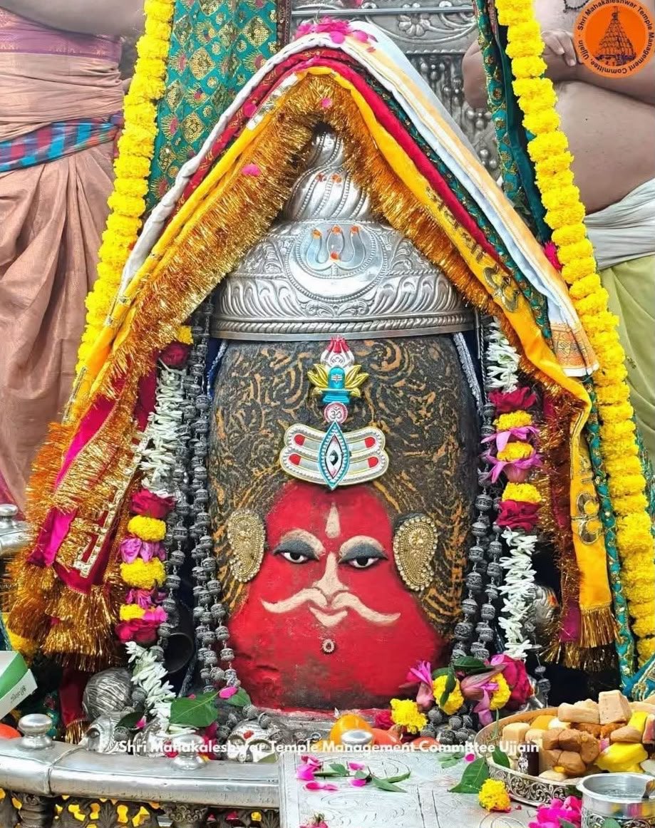 ROOPCHAUDHARY's tweet photo. ॐजय श्री बाबा महाकाल जीं,ॐनमःपार्वती पतये,हरहर महादेव,ऊँ नम:शिवाय,स्वयंभू दक्षिणमुखी राजाधिराज मृत्युलोकाधिपति अवंतिकानाथ बाबा श्रीमहाकालेश्वर ज्योतिर्लिंग के दिव्य भस्म आरती श्रृंगार दर्शन,26/09/26,शनिवार, भाद्रपद-शुक्ल पक्ष 15पूर्णिमा,स्नान दान व्रत पूर्णिमा, गुर्जर रोट पूजन 🙏 https://t.co/cSmOK3Urm8