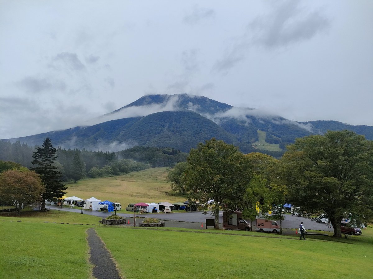SORANOUTUWA2002's tweet photo. 小雨が降ったり止んだりの中、黒姫高原クラフト祭に出展中です。
#黒姫高原 https://t.co/d961bWgY7d
