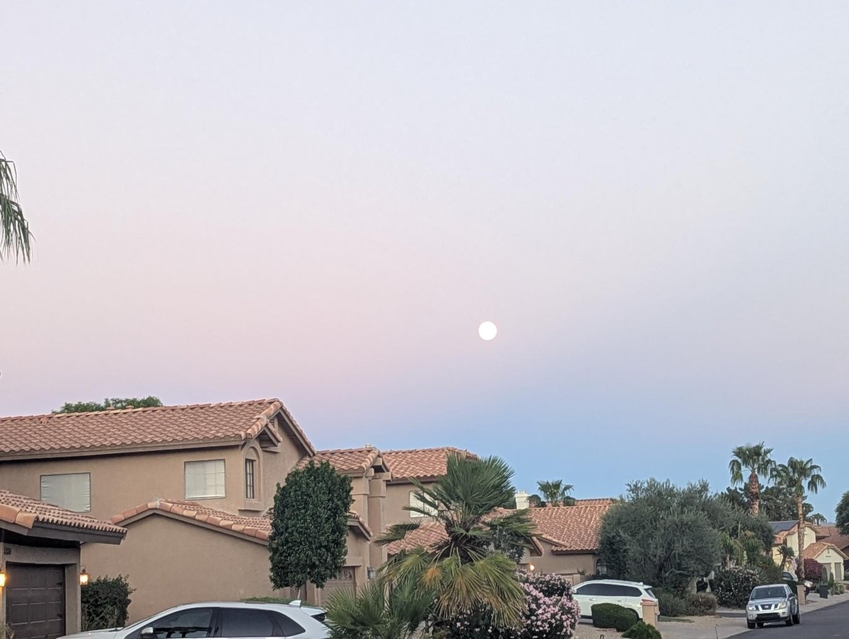 Bryanne's tweet photo. Talking to the void...
This old lens can't quite capture her, but the moon is putting on a show tonight. Steal a quiet second for yourself and look up. 🌕💚 https://t.co/xHjOemlhDI