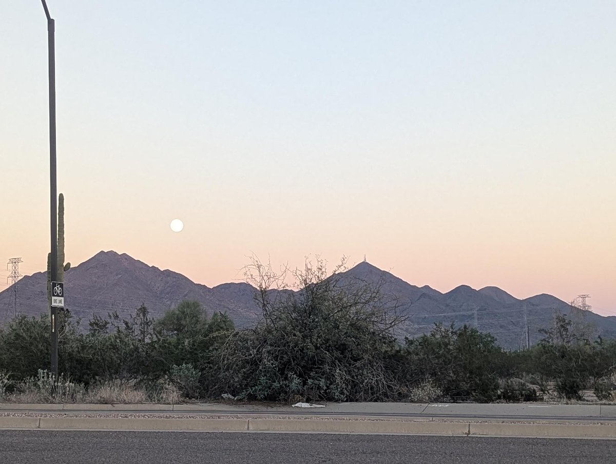 Bryanne's tweet photo. Talking to the void...
This old lens can't quite capture her, but the moon is putting on a show tonight. Steal a quiet second for yourself and look up. 🌕💚 https://t.co/xHjOemlhDI