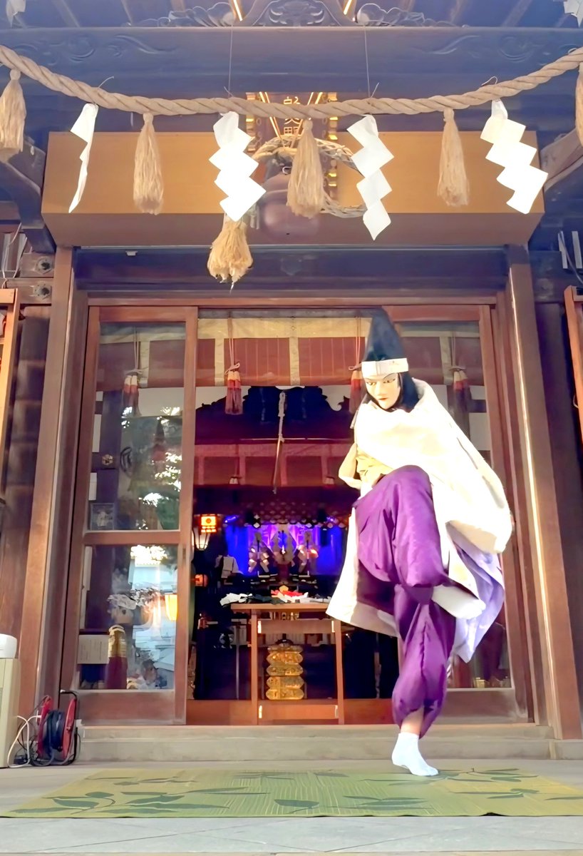 kakoyurinosuke's tweet photo. 本日は安倍晴明公のご命日。
五方山熊野神社にて執り行われる晴明公命日祭で晴明の舞を奉納するため、神社に向かっております。

先日は地元の皆様へのご披露でしたので、派手にパフォーマンスさせて頂きましたが、本日は晴明公への、純粋な慰霊の気持ちを込めて、ご神前に向き合いたいと思います。

祭典は17時から。