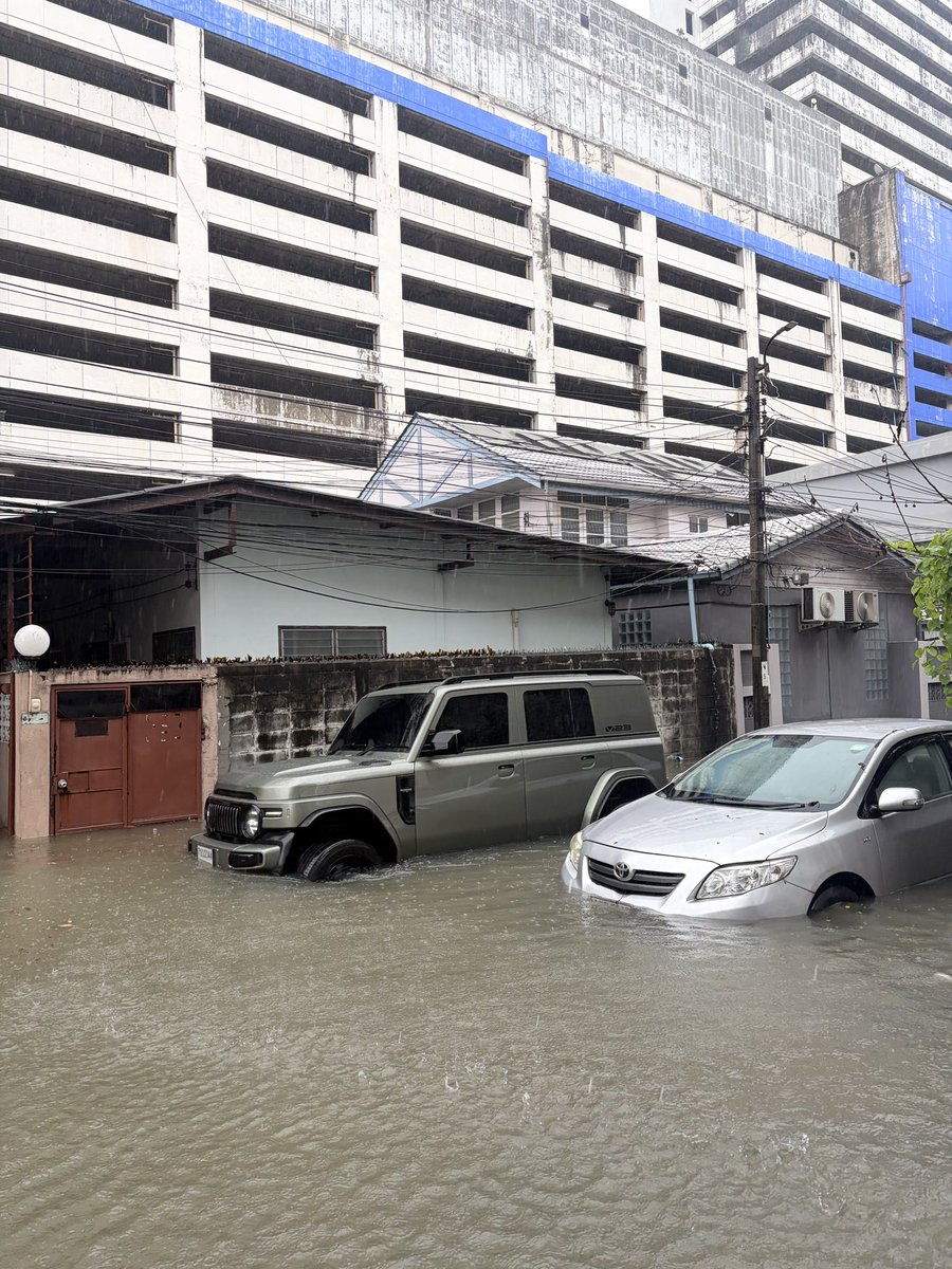 gatye's tweet photo. @js100radio  8.47 น. บิ๊กซีลาดพร้าว ( ลาดพร้าว 81) ท่วมสูงบางจุดเกือบถึงก้น https://t.co/ePv1mlgFex