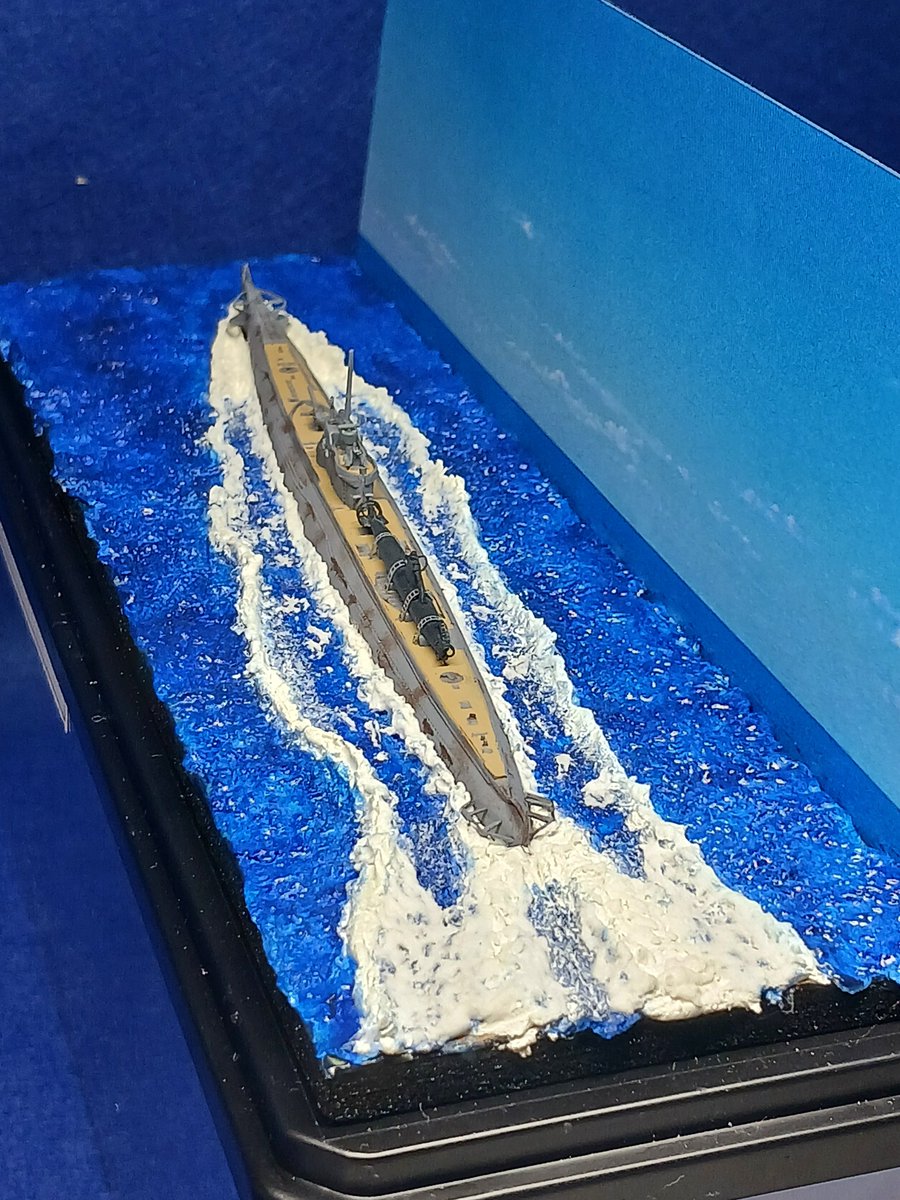 tyorasora's tweet photo. 伊16・特型格納筒ジオラマ完成。ディアゴスアレス軍港攻撃時です。

https://t.co/sOvPhNJPMh

主役は特型格納筒（甲標的）です。
甲標的は多くの課題を抱えたほぼ特攻兵器であり、乗組員たちは出撃時に決死の覚悟を固めたものと思われます。そうした思いを想像すると悲しい気持ちになりますね。 https://t.co/RhaAOpXw9A