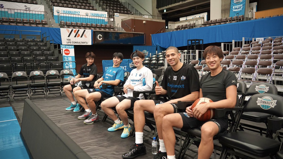 kyotohannaryz's tweet photo. family🤝

自然と横並びで座って談笑していました。

#京都ハンナリーズ #共に登る https://t.co/6M6z5kscGF