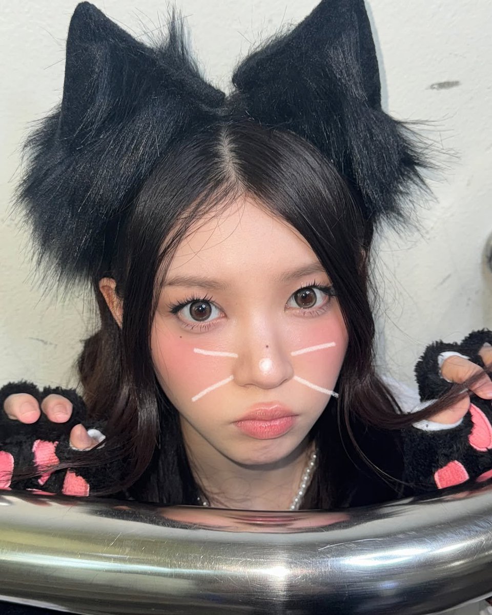 kpop12002's tweet photo. 🐈‍⬛

#MOKA #모카 https://t.co/afwb7jeukt