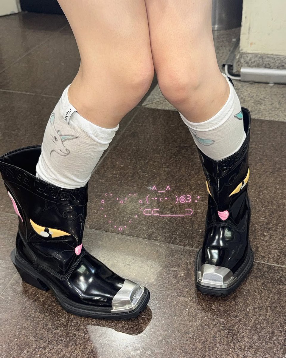 kpop12002's tweet photo. 🐈‍⬛

#MOKA #모카 https://t.co/afwb7jeukt