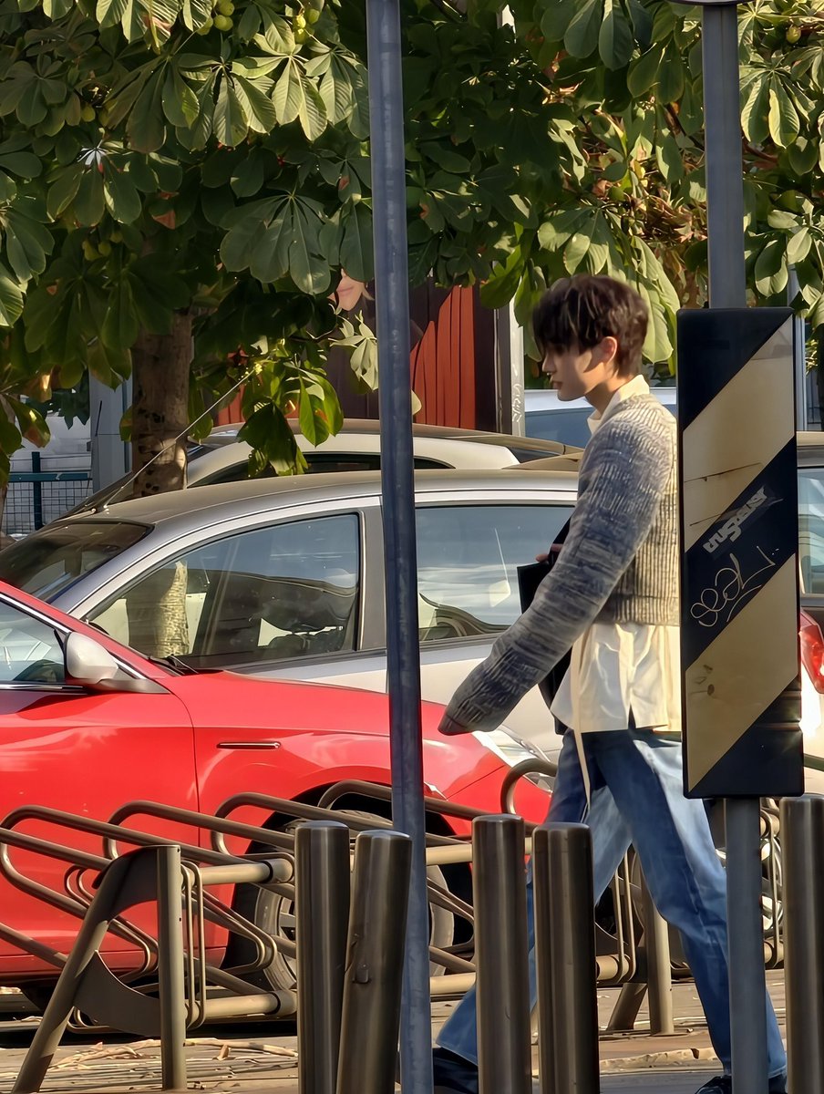 ssunflowerq's tweet photo. Ada op yang ga sengaja ketemu dew di milan, SALFOK DIA GANTENG BGT JIRR?? MANA TINGGI BGTTTTT. Bener bener outfit casual tuh cocok banget sama dew😭😭 https://t.co/3YHyrJzCjR