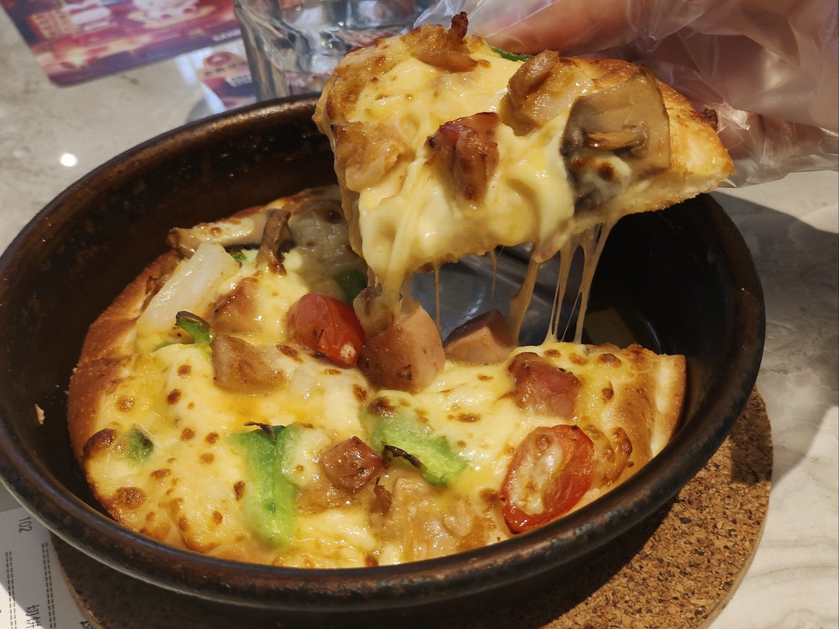 mnjXrvbXlBi2s6d's tweet photo. [This pizza slice is so fresh—crunchy crust, vibrant cheese, a perfect little bite that’s chef’s kiss! （注：披萨英文对应pizza slice，拆分出的音节谐音“泼辟撕”自然融入日常美食夸赞语境）]， https://t.co/YtaEUNnpGx