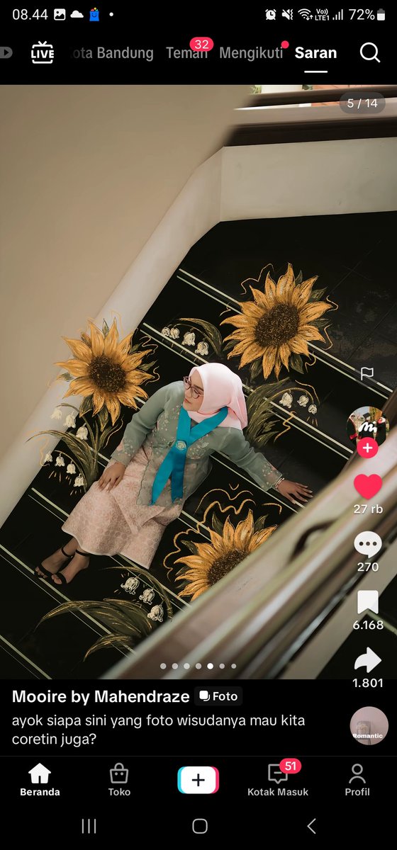 cibajuyut's tweet photo. sumpah ini kakaknya lucu bgt nyorat nyoret foto² wisudanya, tapi kalo nnti tbtb ada yg recreate pake ai.. SUMPAH GW PUKUUL YAHH YG PAKE AI. 

COMMIS AJAA COMMIS PLSSS, SINI DHH GW GAMBARIIN, ASLIII BAYAR 5-7K/FOTO JG GPP BGT ASAL JGN PAKE AI SUWERR https://t.co/SCT7nJsObI