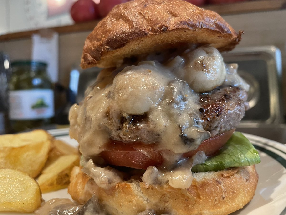 CHILLAXBURGER's tweet photo. 今日も元気にオープンしました😆

食べ応えあ��バーガーはいかがですか？🍔

ランチ 11:00〜15:00(LO14:30)  
ディナー 17:00〜21:00(LO20:30)
※パティが切れ次第閉店する場合がございます。  

#バーガー #ハンバーガー #池袋ランチ #池袋 #サンシャイン池袋 #池袋アニメイト https://t.co/SCwlg3fuW9