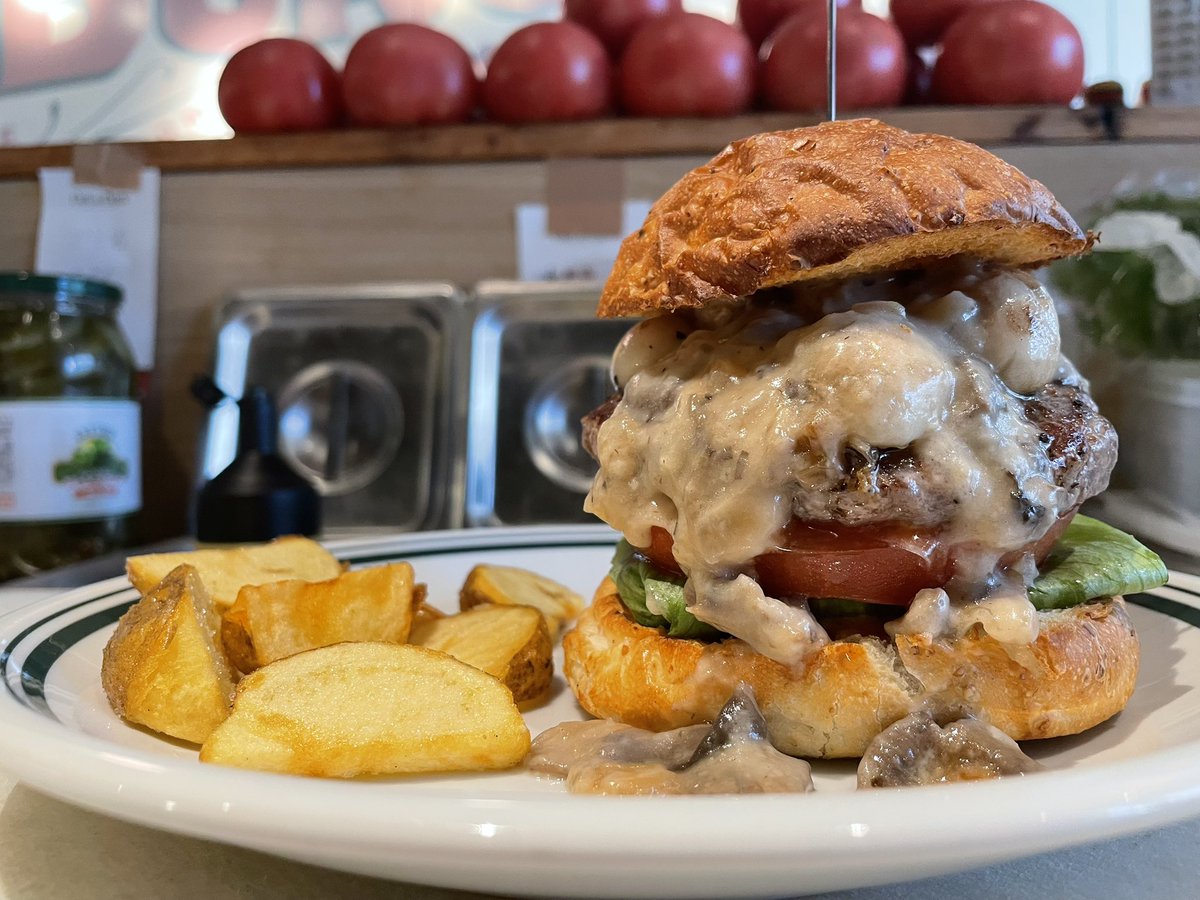 CHILLAXBURGER's tweet photo. 今日も元気にオープンしました😆

食べ応えあ��バーガーはいかがですか？🍔

ランチ 11:00〜15:00(LO14:30)  
ディナー 17:00〜21:00(LO20:30)
※パティが切れ次第閉店する場合がございます。  

#バーガー #ハンバーガー #池袋ランチ #池袋 #サンシャイン池袋 #池袋アニメイト https://t.co/SCwlg3fuW9