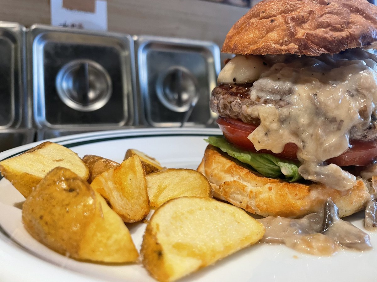 CHILLAXBURGER's tweet photo. 今日も元気にオープンしました😆

食べ応えあ��バーガーはいかがですか？🍔

ランチ 11:00〜15:00(LO14:30)  
ディナー 17:00〜21:00(LO20:30)
※パティが切れ次第閉店する場合がございます。  

#バーガー #ハンバーガー #池袋ランチ #池袋 #サンシャイン池袋 #池袋アニメイト https://t.co/SCwlg3fuW9