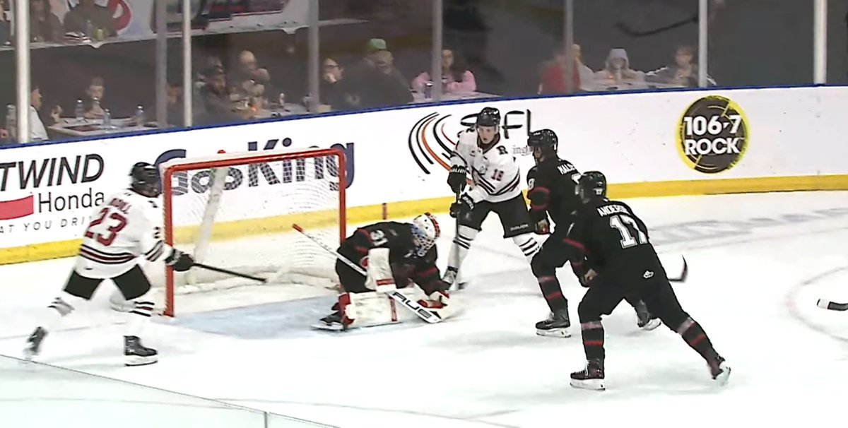 DeportesHoyCA's tweet photo. #WHL 🏒 
Saludos desde @VL_Arena donde ha terminado el primer periodo entre @Rebelshockey y @WHLHurricanes con empate a 2 goles.
Red Deer presionó mas en este periodo y fue superior en tiros a gol.

SOG 🥅
#RDRebels 12 🏒
#WHLCanes 8 🏒 https://t.co/LeYGsVCMG5