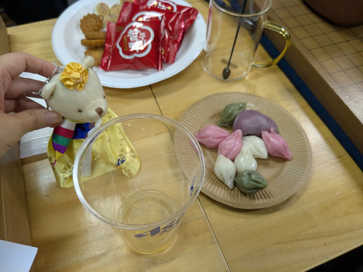 0Renkon3's tweet photo. 昨日は韓国語会
ご参加の皆さんありがとうございました😊
今回は韓国の추석 のため、伝統お菓子付きです😆 https://t.co/Ra8lR34h78