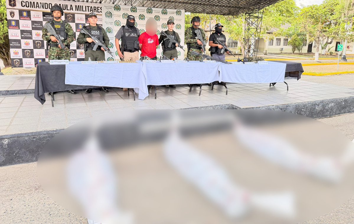 FuerzaAereaCol's tweet photo. Un contundente golpe al Frente 57 “Yair Bermúdez” fue propinado en Buga, Valle, con tres integrantes neutralizados, uno capturado y la incautación de armamento, munición, una granada, radios y equipos de comunicación tras operación de la @FuerzaAereaCol, @COL_EJERCITO, @PoliciaColombia y @FiscaliaCol

▶️ https://t.co/rLqUiVnJhY

#CACOM7
#ContundenciaOperacional
#AdAstra🚀