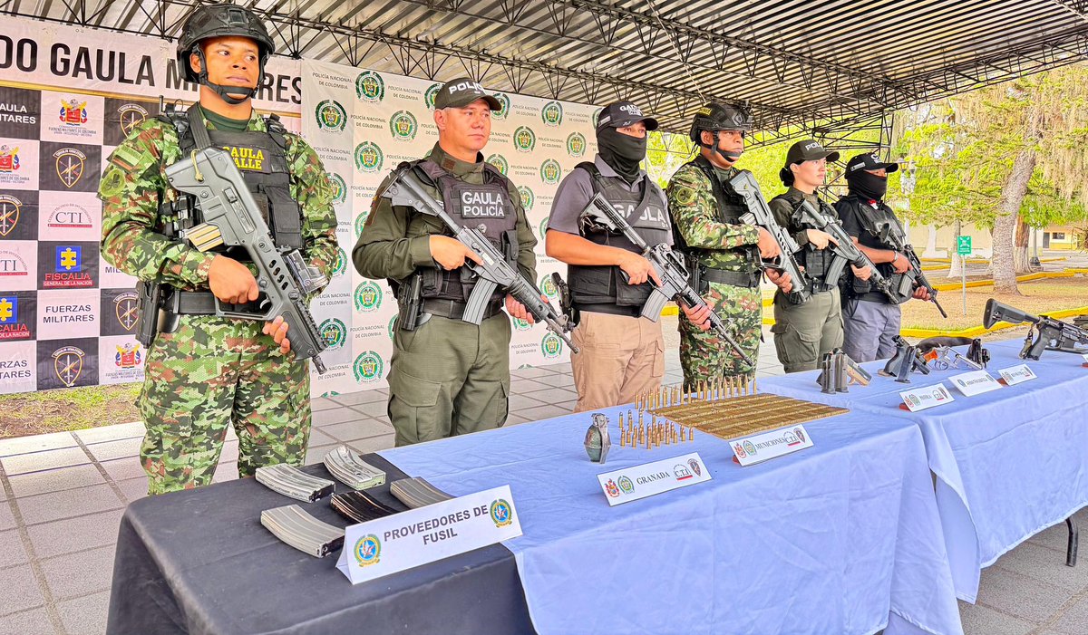 FuerzaAereaCol's tweet photo. Un contundente golpe al Frente 57 “Yair Bermúdez” fue propinado en Buga, Valle, con tres integrantes neutralizados, uno capturado y la incautación de armamento, munición, una granada, radios y equipos de comunicación tras operación de la @FuerzaAereaCol, @COL_EJERCITO, @PoliciaColombia y @FiscaliaCol

▶️ https://t.co/rLqUiVnJhY

#CACOM7
#ContundenciaOperacional
#AdAstra🚀