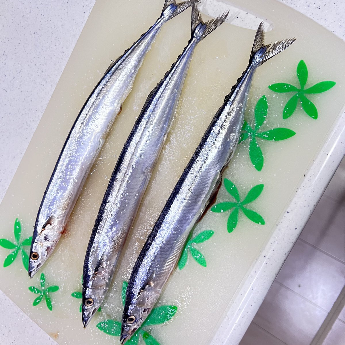 Yui02020303's tweet photo. 水曜日に3匹390円で買ったサンマを冷凍して昨晩焼いたら、見た目が完全に投稿不可。
青魚は冷凍したらあきまへん。
でもおっさんは責任感で全部完食。今日も元気に生きてます。 https://t.co/Ess0gI46ZP