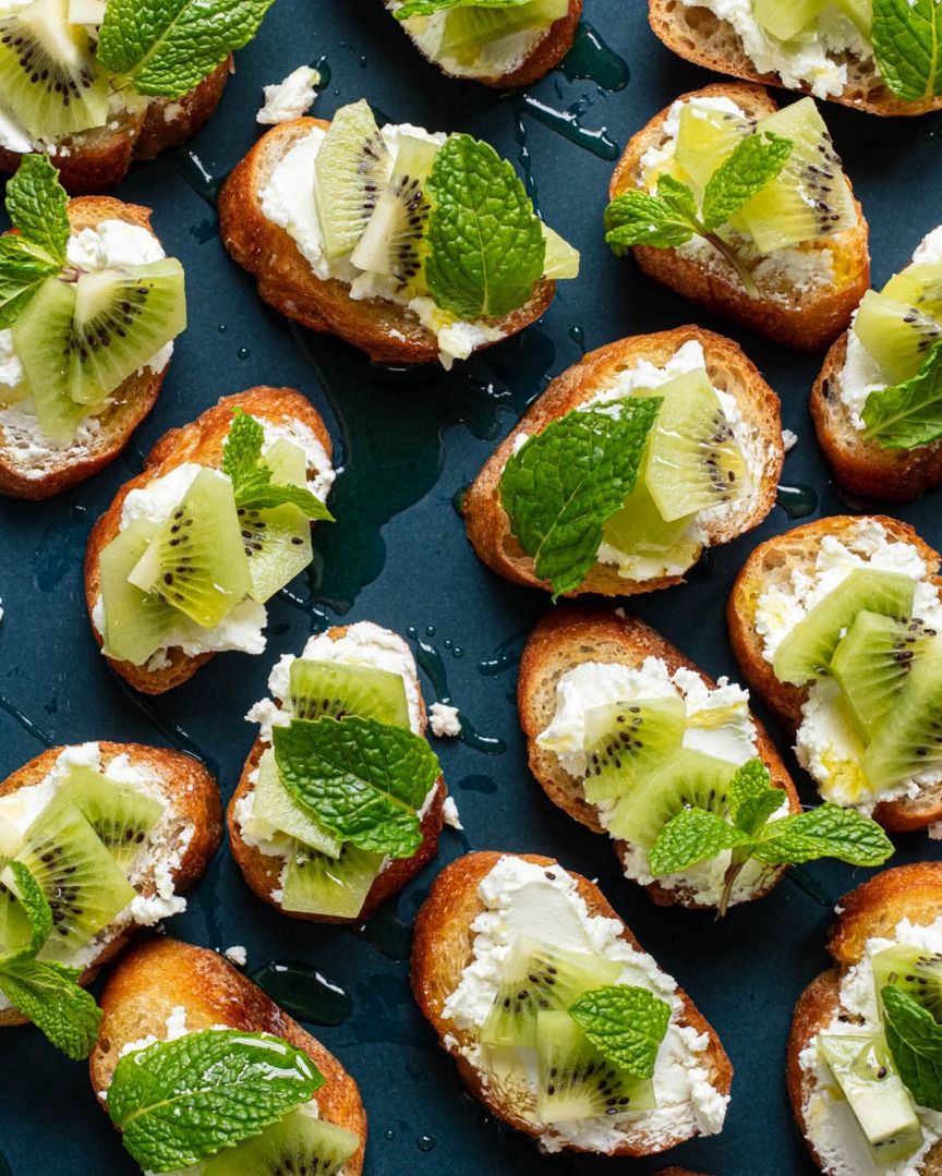 FruitsfromChile's tweet photo. Hosting this weekend? Start with an appetizer that's sure to impress.
These Kiwi &amp; Goat Cheese Crostini are ready in just 10 minutes and combine creamy goat cheese, fresh herbs, and sweet-tart Chilean kiwifruit on crispy, toasted baguette. Find the recipe: https://t.co/p9OAYwe1Fn https://t.co/FNbLJLpXwE