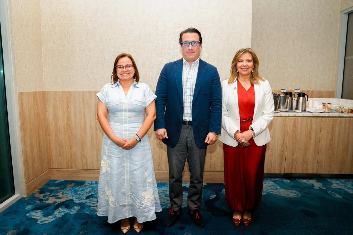 mmarguiguerra's tweet photo. Me reuní con el @MinjusticiaCo Ivan Cancino y la @FiscaliaCol , Luz Adriana Camargo, para cerrar filas contra las estructuras criminales, fortalecer las investigaciones y avanzar en la judicialización de quienes han amenazado y atentado contra nuestros ciudadanos.

La respuesta del Estado será firme: perseguir a quienes delinquen, desarticular sus estructuras y llevarlos ante la justicia. 

En el Magdalena no vamos a retroceder.