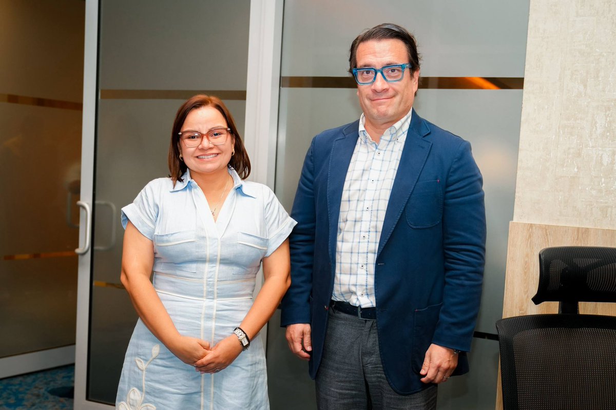 mmarguiguerra's tweet photo. Me reuní con el @MinjusticiaCo Ivan Cancino y la @FiscaliaCol , Luz Adriana Camargo, para cerrar filas contra las estructuras criminales, fortalecer las investigaciones y avanzar en la judicialización de quienes han amenazado y atentado contra nuestros ciudadanos.

La respuesta del Estado será firme: perseguir a quienes delinquen, desarticular sus estructuras y llevarlos ante la justicia. 

En el Magdalena no vamos a retroceder.