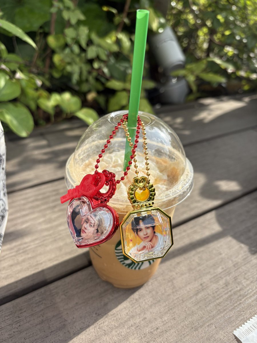 _____sj2415's tweet photo. 明治神宮からのスタバ行ってきた！
同じ席座れてよかった(*ˊ˘ˋ*)✨
キーホルダー作り直して夜またスタバ行って写真撮り直しリベンジ🥰
次はアクスタと写真も並べようね✌🏻 https://t.co/C1ROTSffK2