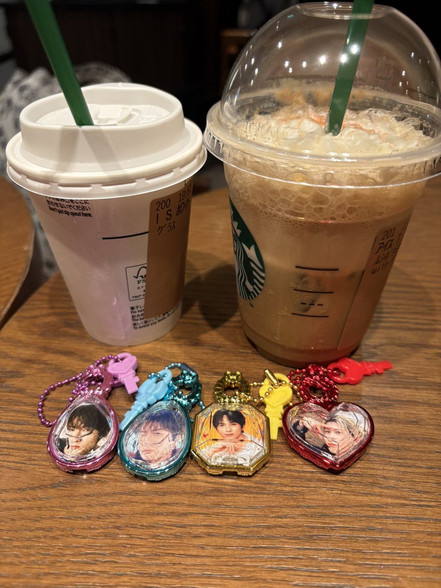_____sj2415's tweet photo. 明治神宮からのスタバ行ってきた！
同じ席座れてよかった(*ˊ˘ˋ*)✨
キーホルダー作り直して夜またスタバ行って写真撮り直しリベンジ🥰
次はアクスタと写真も並べようね✌🏻 https://t.co/C1ROTSffK2
